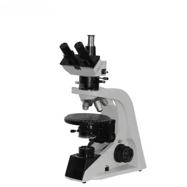 Microscopio de polarizacion trinocular.